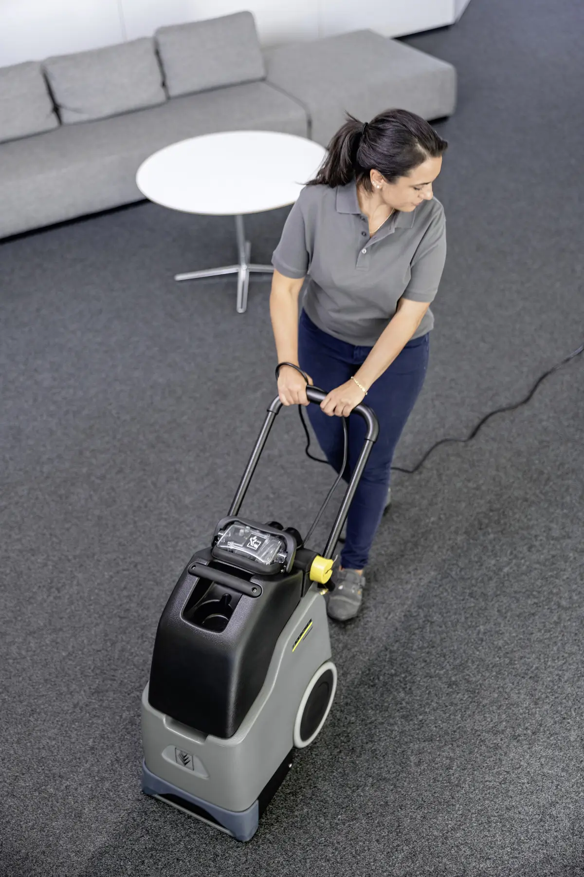 Limpieza técnica de moquetas con maquinaria profesional