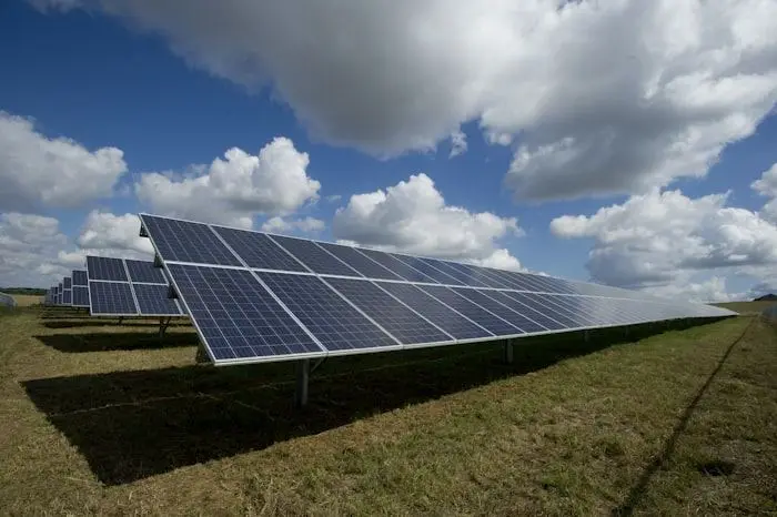 Limpieza de paneles solares con agua pura